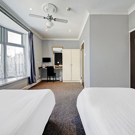 Oyo Bostons Manor Hotel, Hanwell London Greenford  Ngoại thất bức ảnh