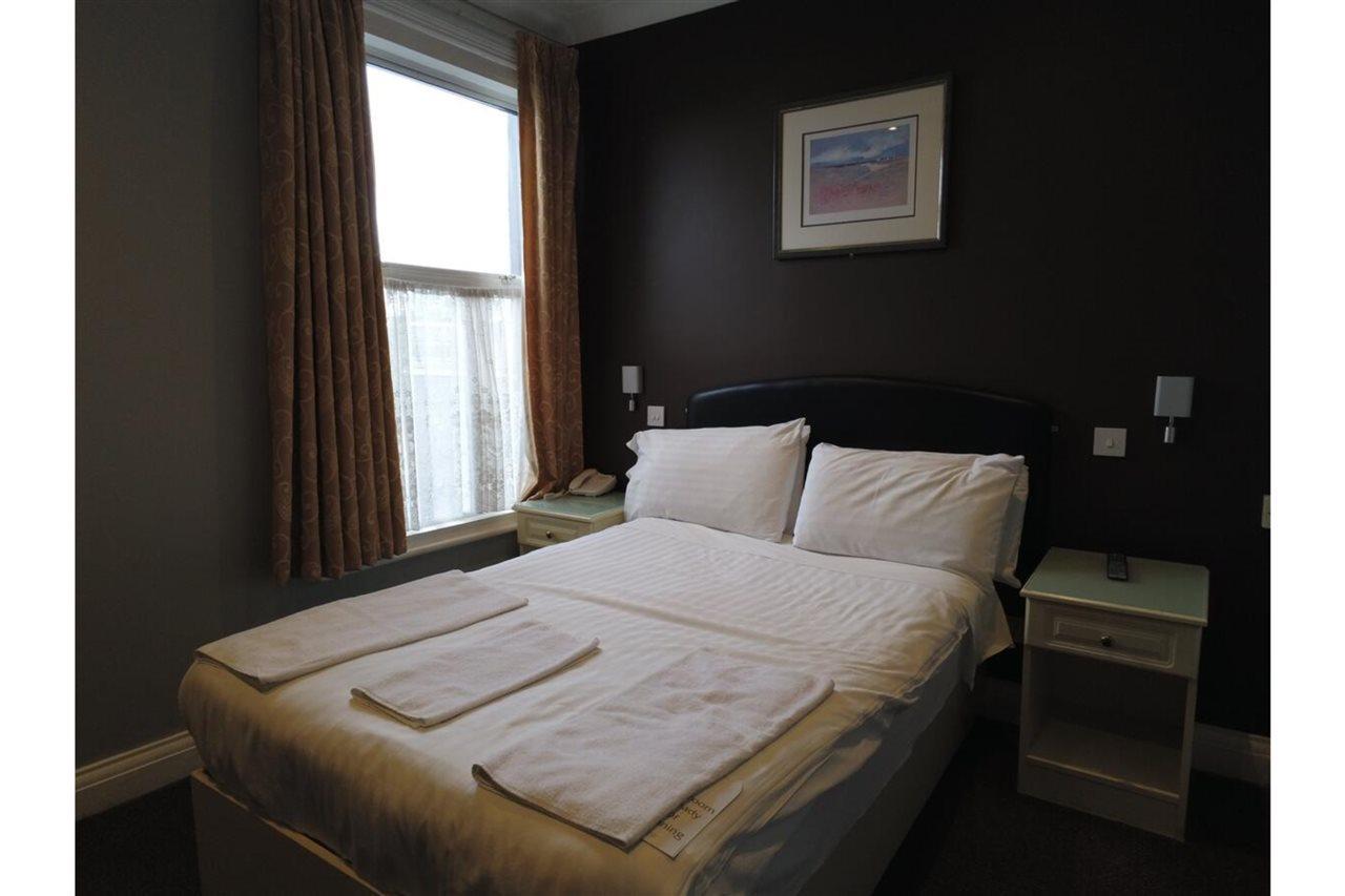 Oyo Bostons Manor Hotel, Hanwell London Greenford  Ngoại thất bức ảnh