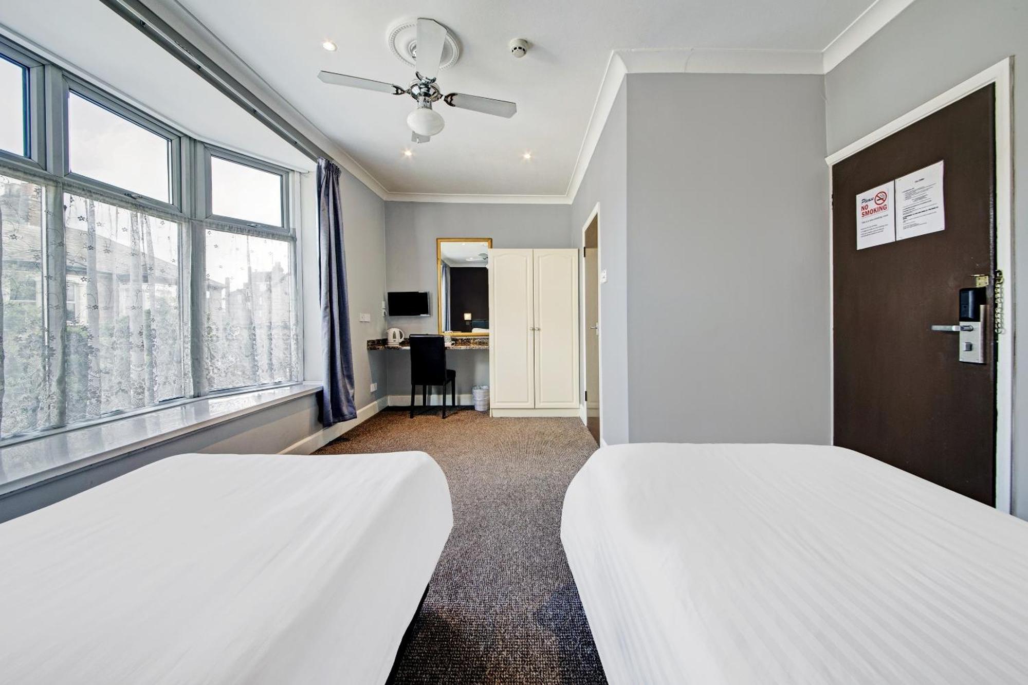 Oyo Bostons Manor Hotel, Hanwell London Greenford  Ngoại thất bức ảnh
