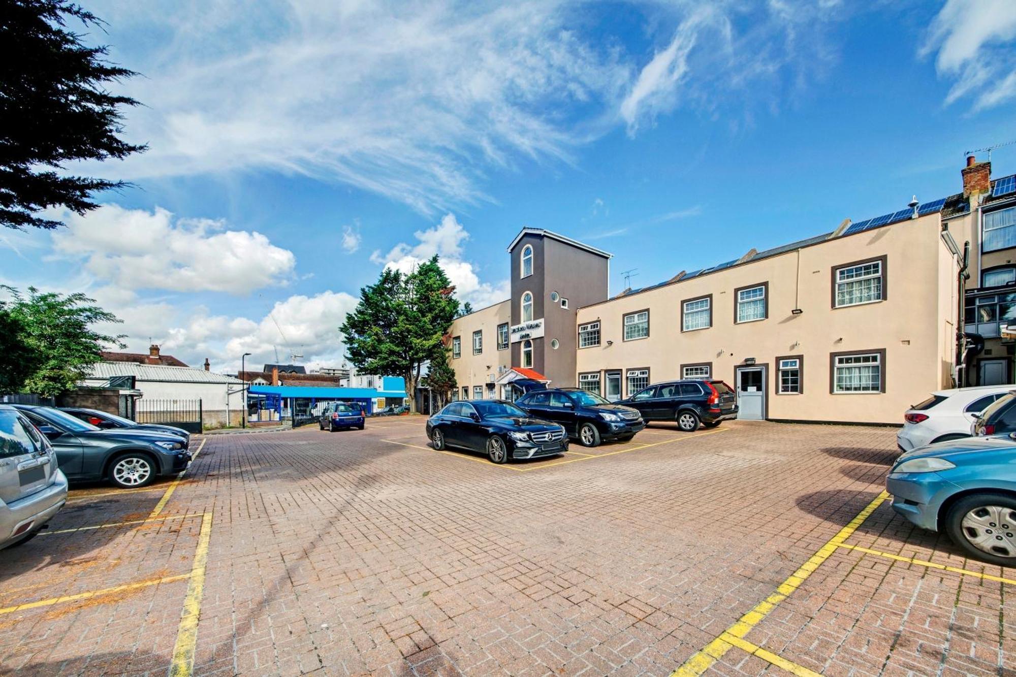 Oyo Bostons Manor Hotel, Hanwell London Greenford  Ngoại thất bức ảnh