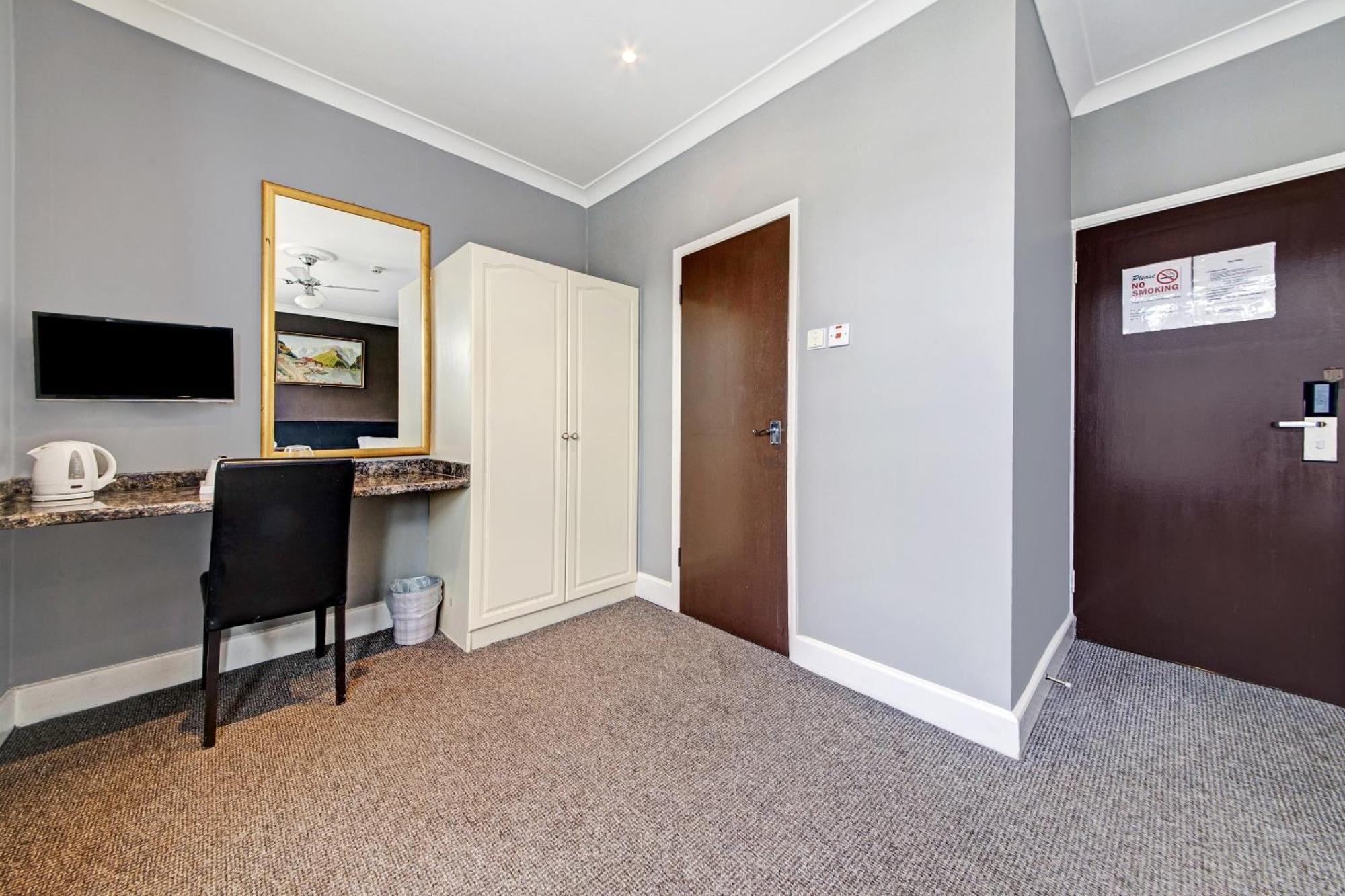 Oyo Bostons Manor Hotel, Hanwell London Greenford  Ngoại thất bức ảnh