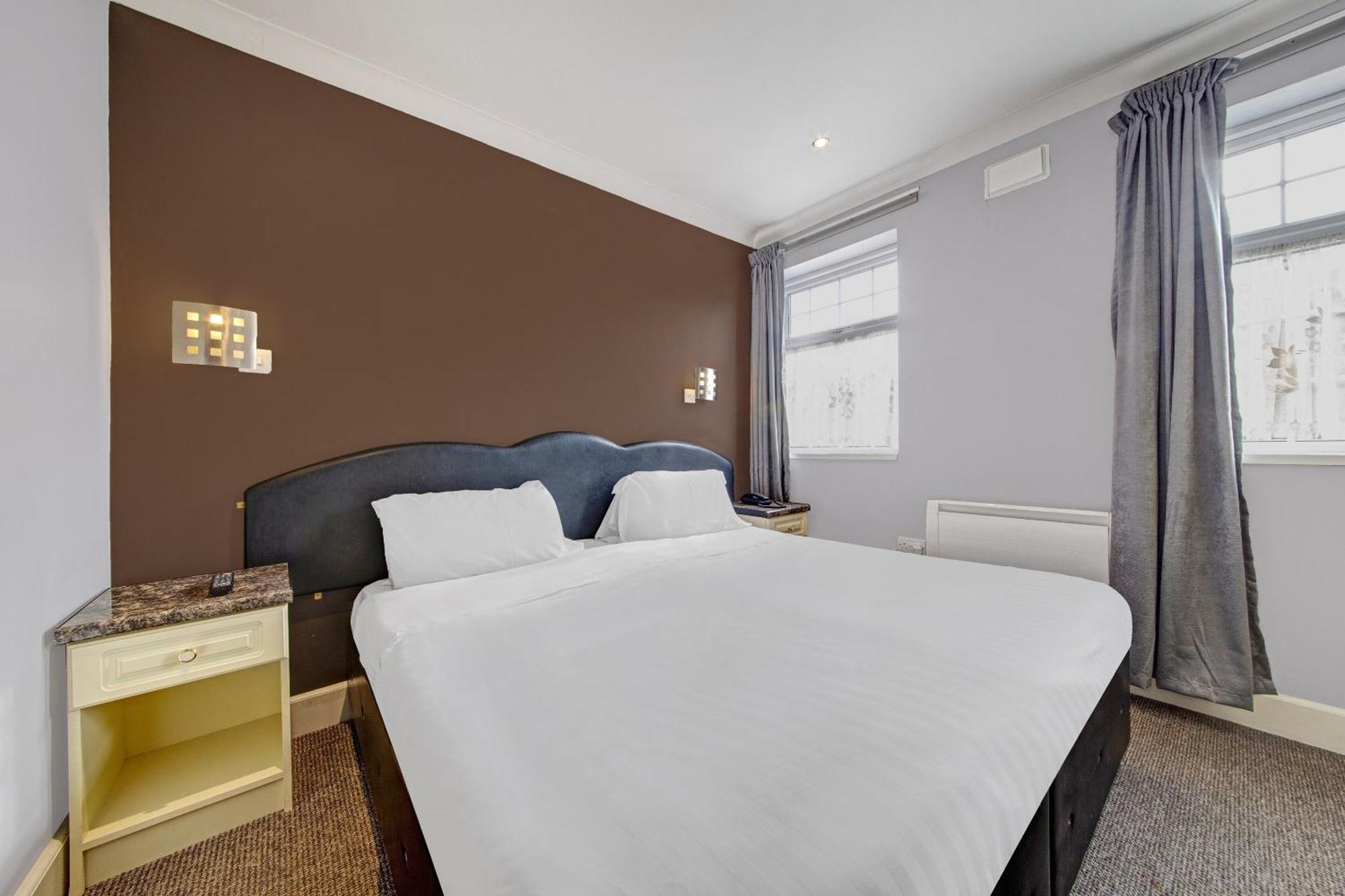 Oyo Bostons Manor Hotel, Hanwell London Greenford  Ngoại thất bức ảnh