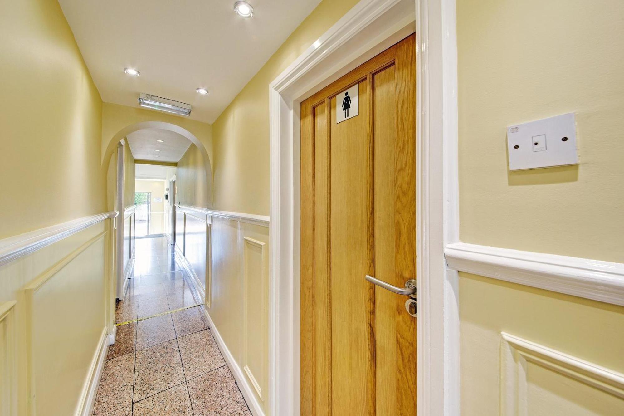 Oyo Bostons Manor Hotel, Hanwell London Greenford  Ngoại thất bức ảnh