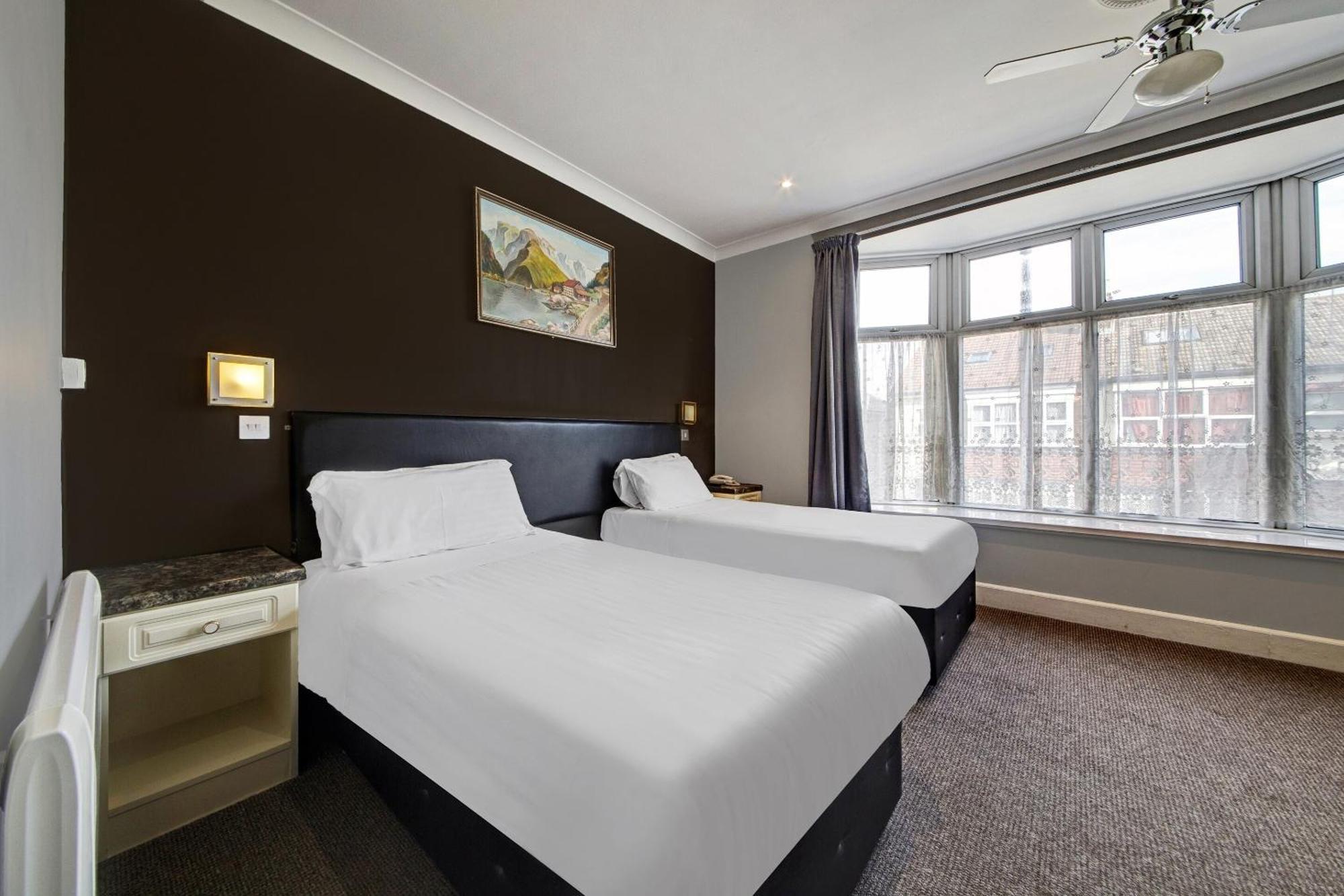 Oyo Bostons Manor Hotel, Hanwell London Greenford  Ngoại thất bức ảnh