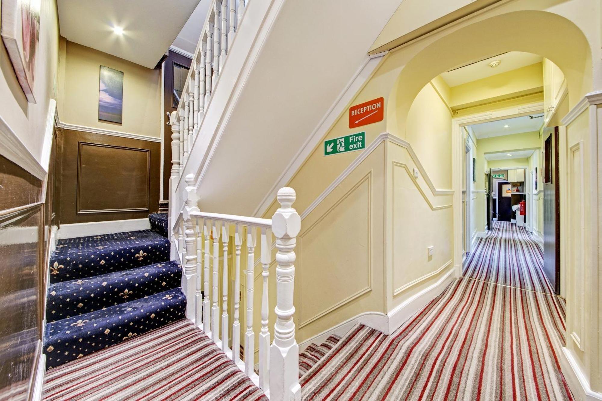 Oyo Bostons Manor Hotel, Hanwell London Greenford  Ngoại thất bức ảnh