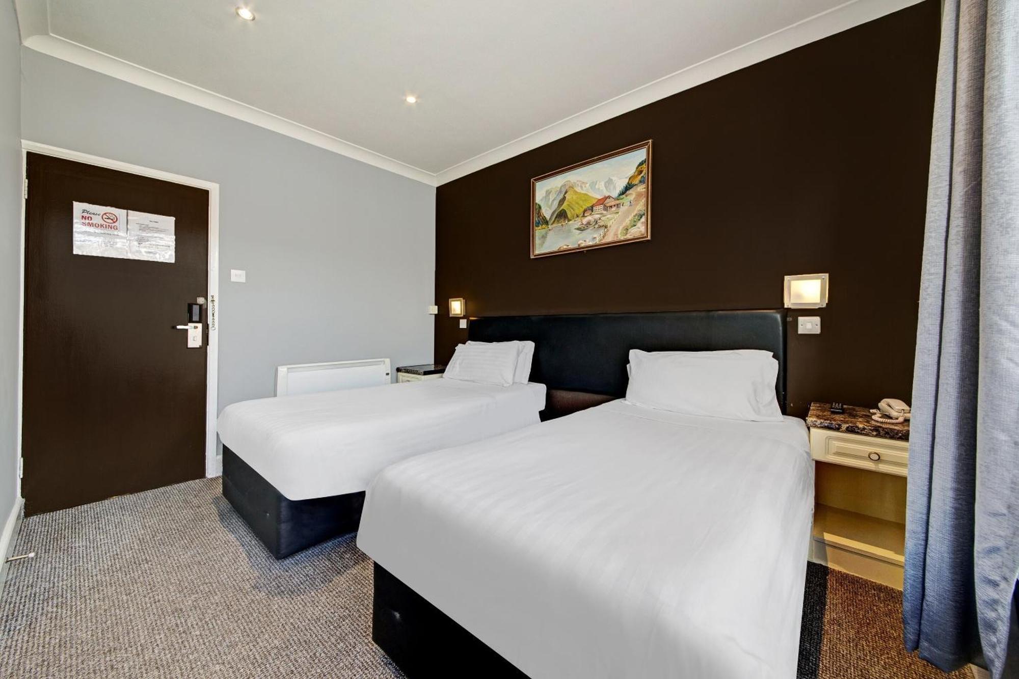 Oyo Bostons Manor Hotel, Hanwell London Greenford  Ngoại thất bức ảnh