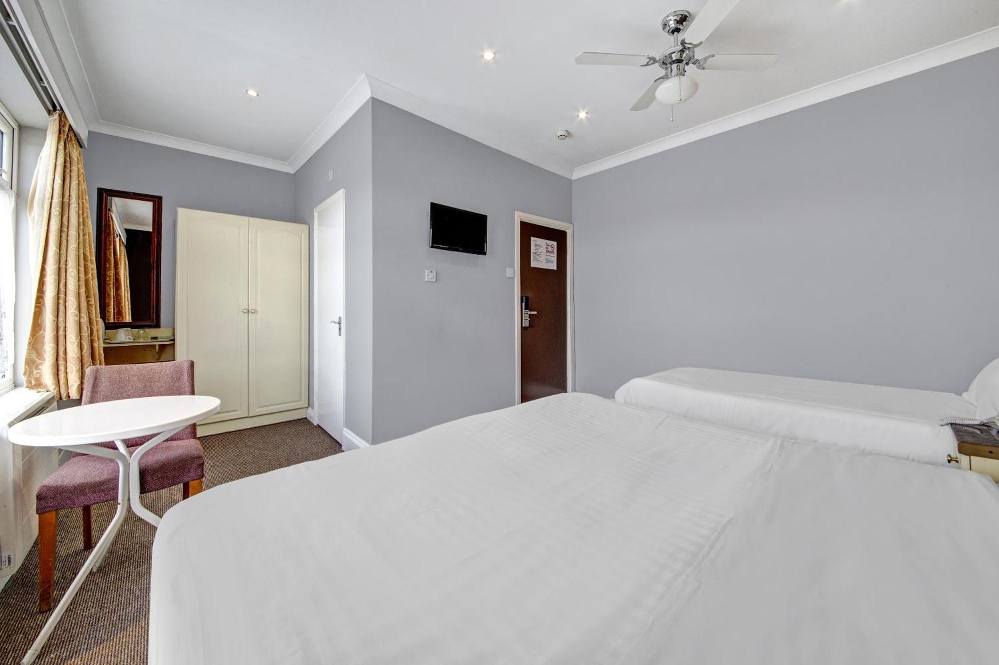 Oyo Bostons Manor Hotel, Hanwell London Greenford  Ngoại thất bức ảnh