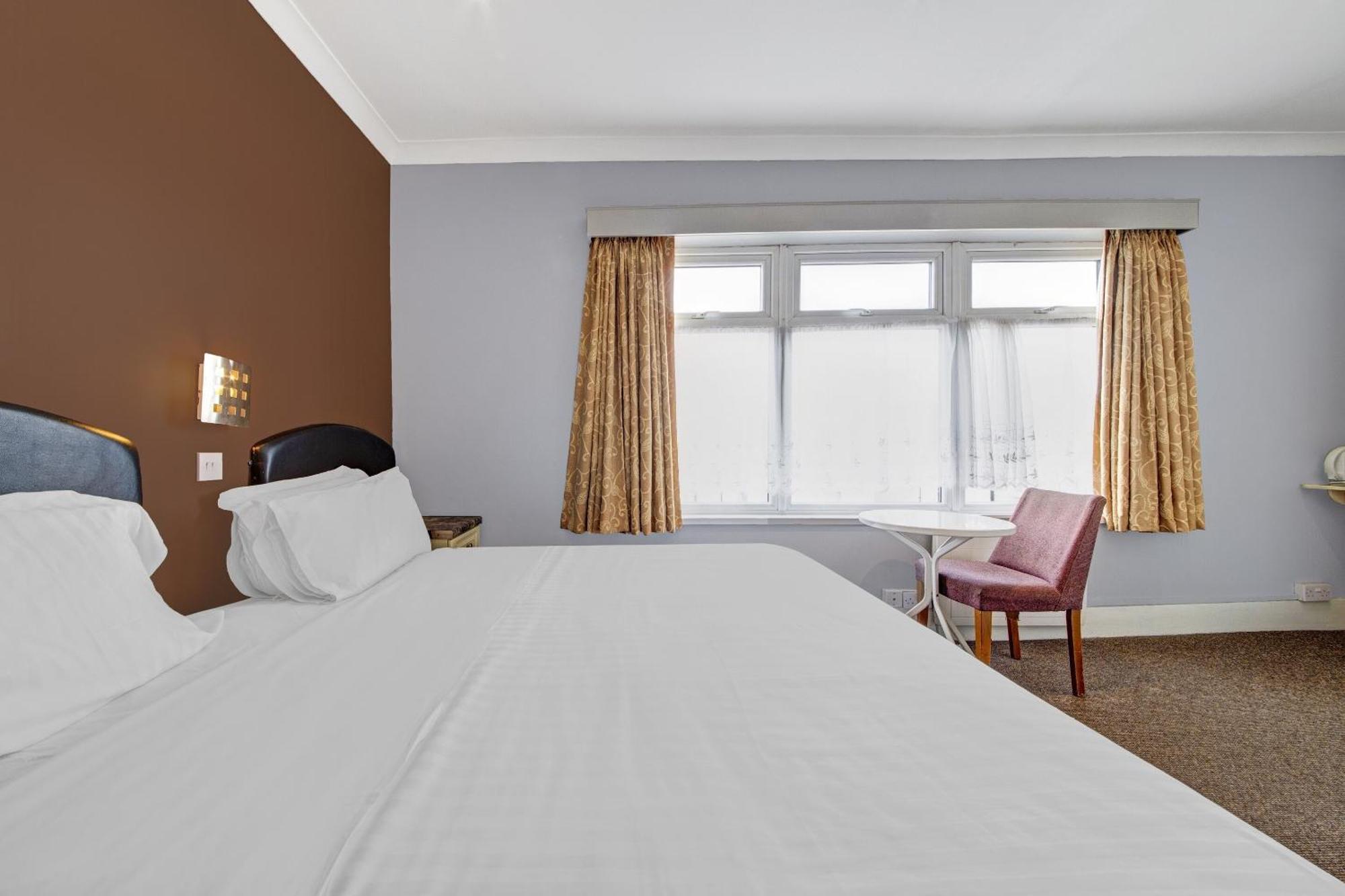 Oyo Bostons Manor Hotel, Hanwell London Greenford  Ngoại thất bức ảnh