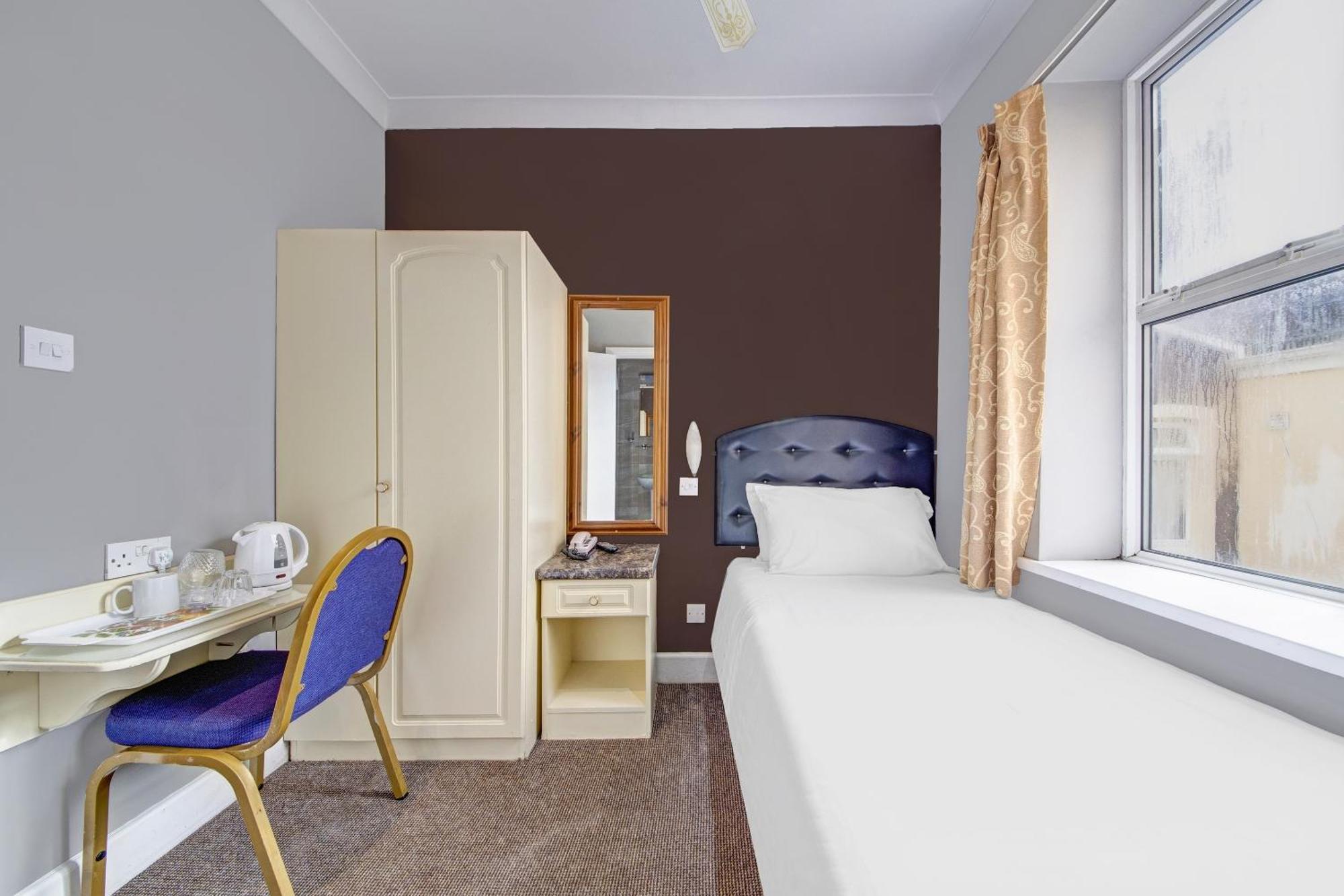 Oyo Bostons Manor Hotel, Hanwell London Greenford  Ngoại thất bức ảnh
