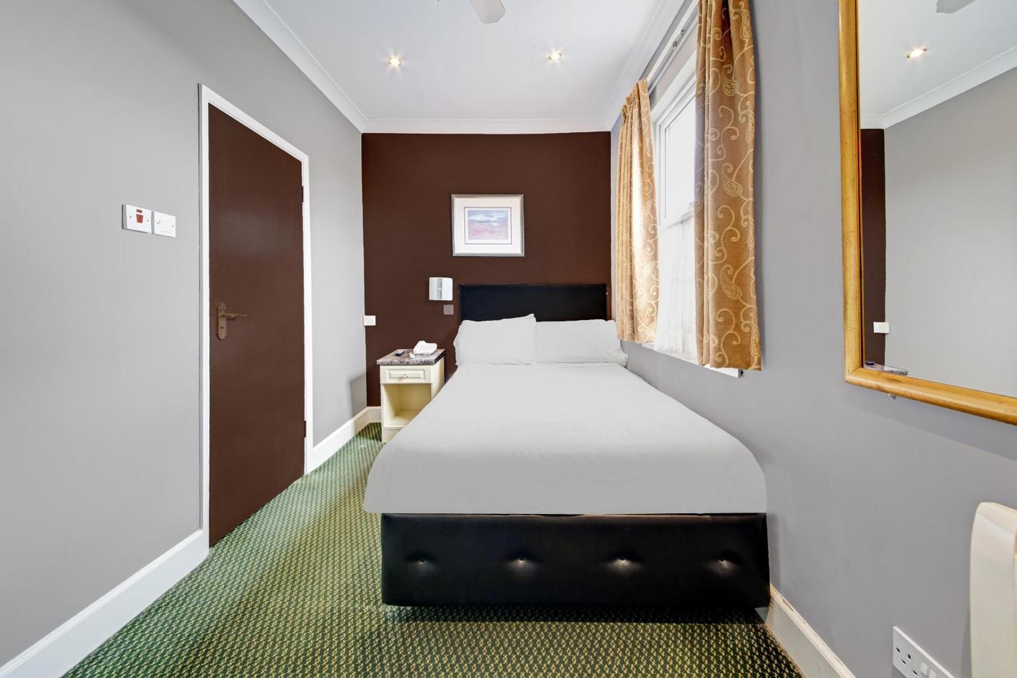 Oyo Bostons Manor Hotel, Hanwell London Greenford  Ngoại thất bức ảnh