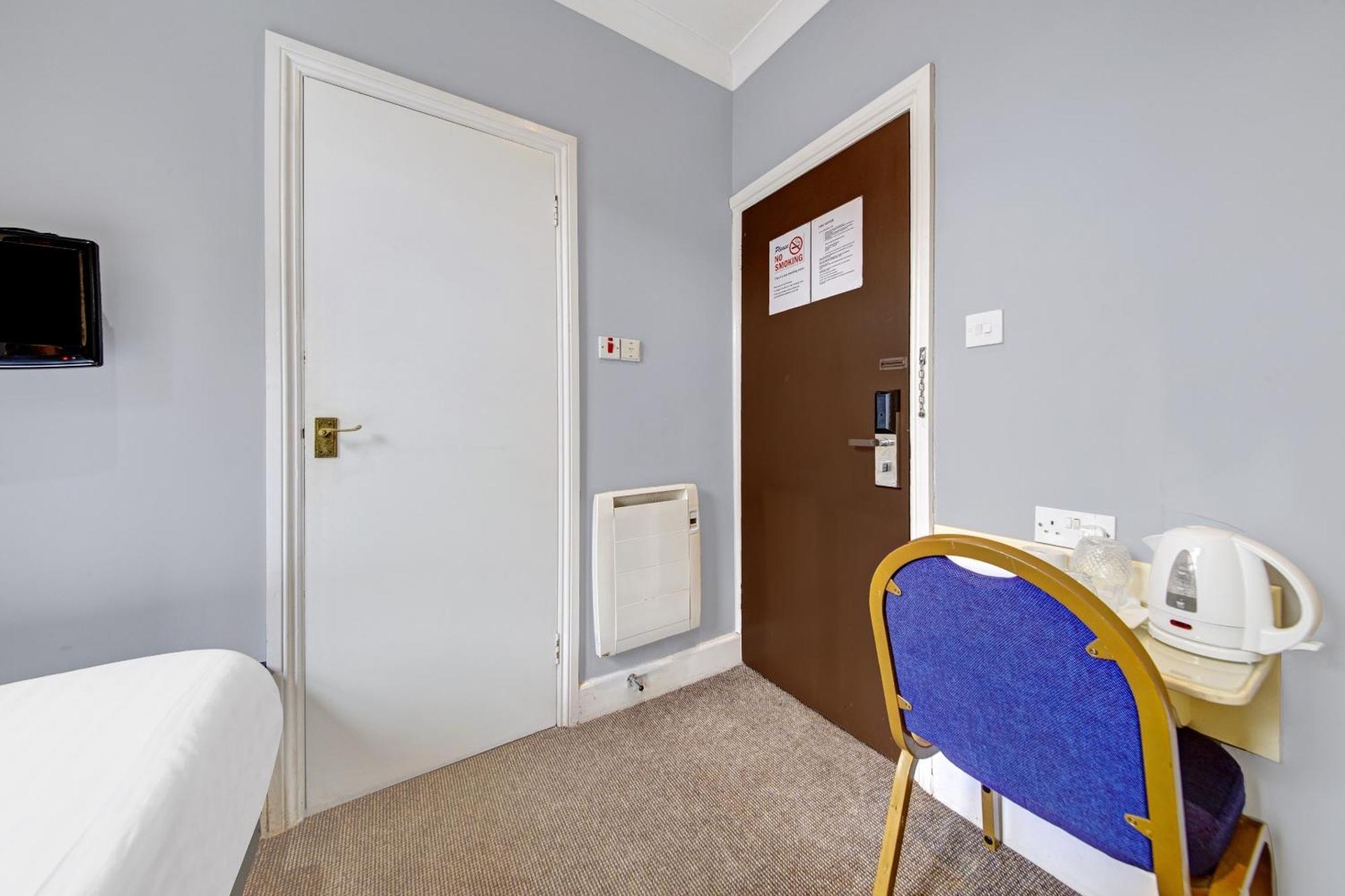Oyo Bostons Manor Hotel, Hanwell London Greenford  Ngoại thất bức ảnh