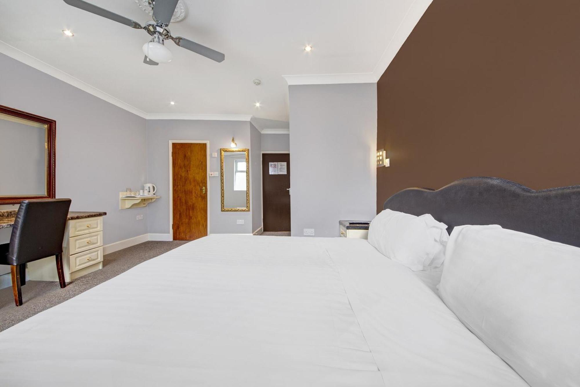 Oyo Bostons Manor Hotel, Hanwell London Greenford  Ngoại thất bức ảnh