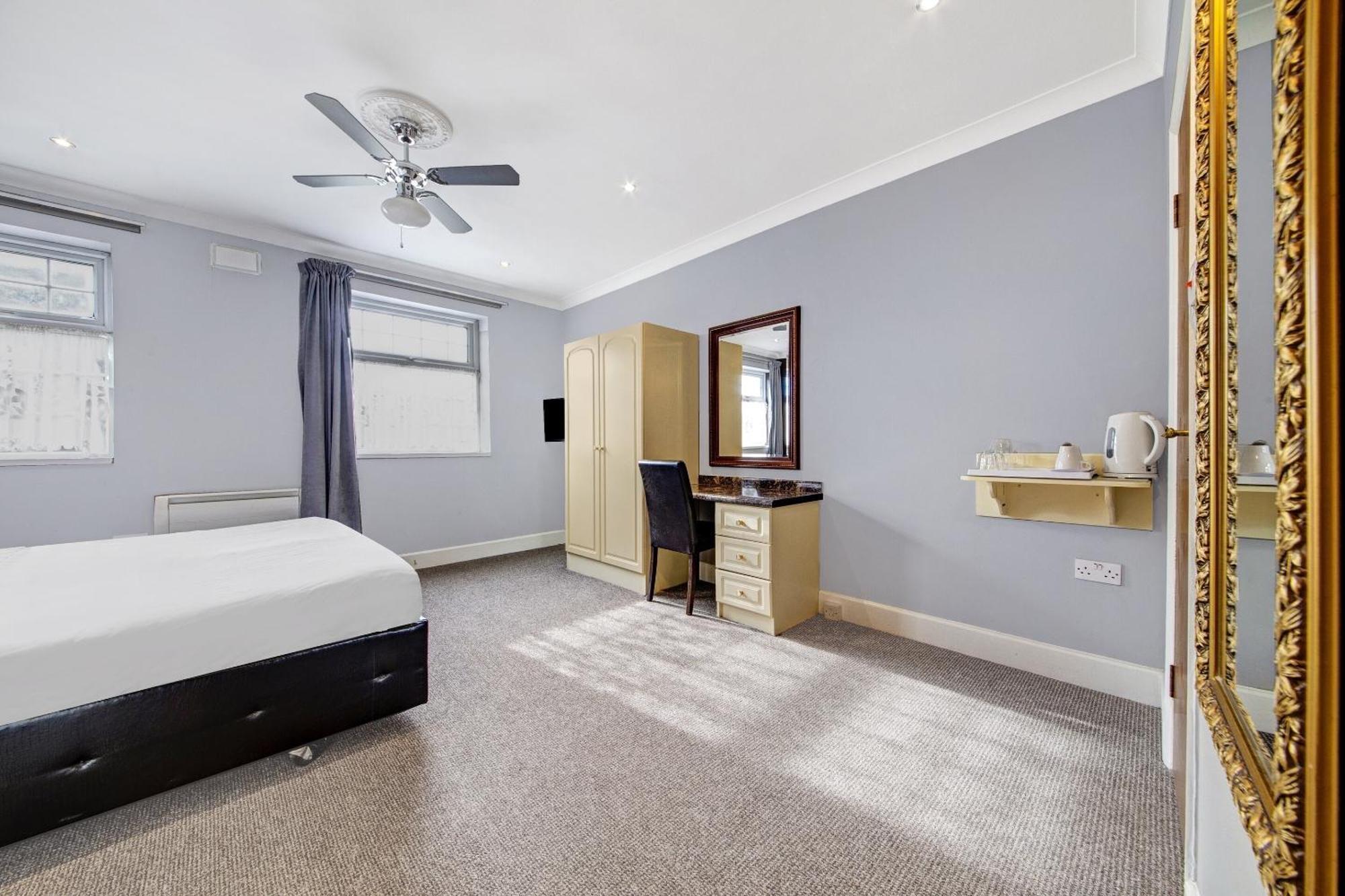 Oyo Bostons Manor Hotel, Hanwell London Greenford  Ngoại thất bức ảnh