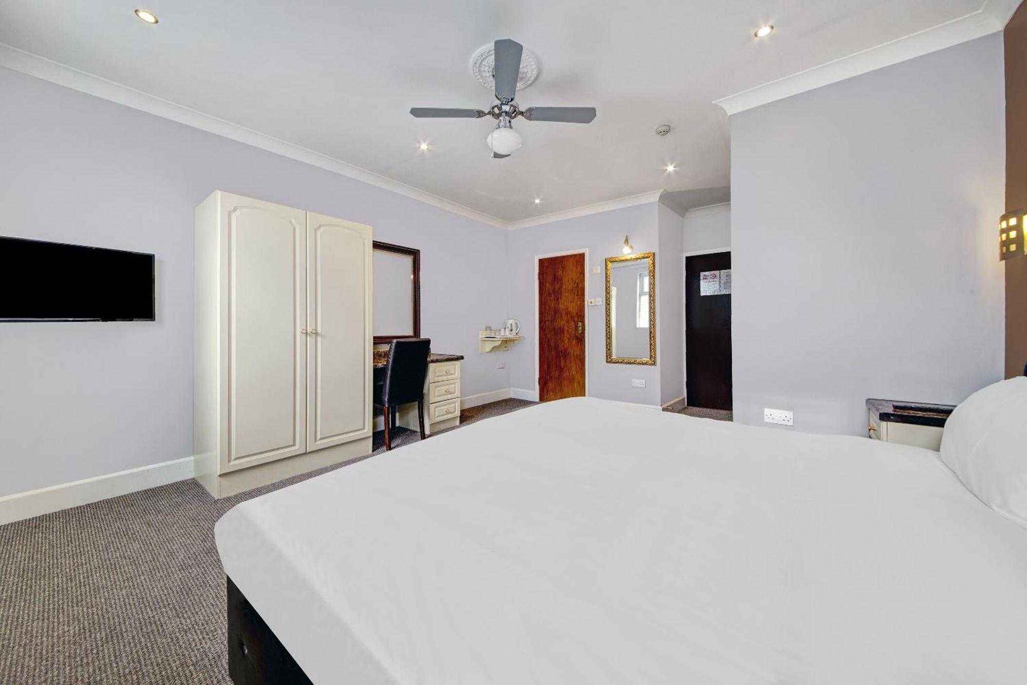 Oyo Bostons Manor Hotel, Hanwell London Greenford  Ngoại thất bức ảnh
