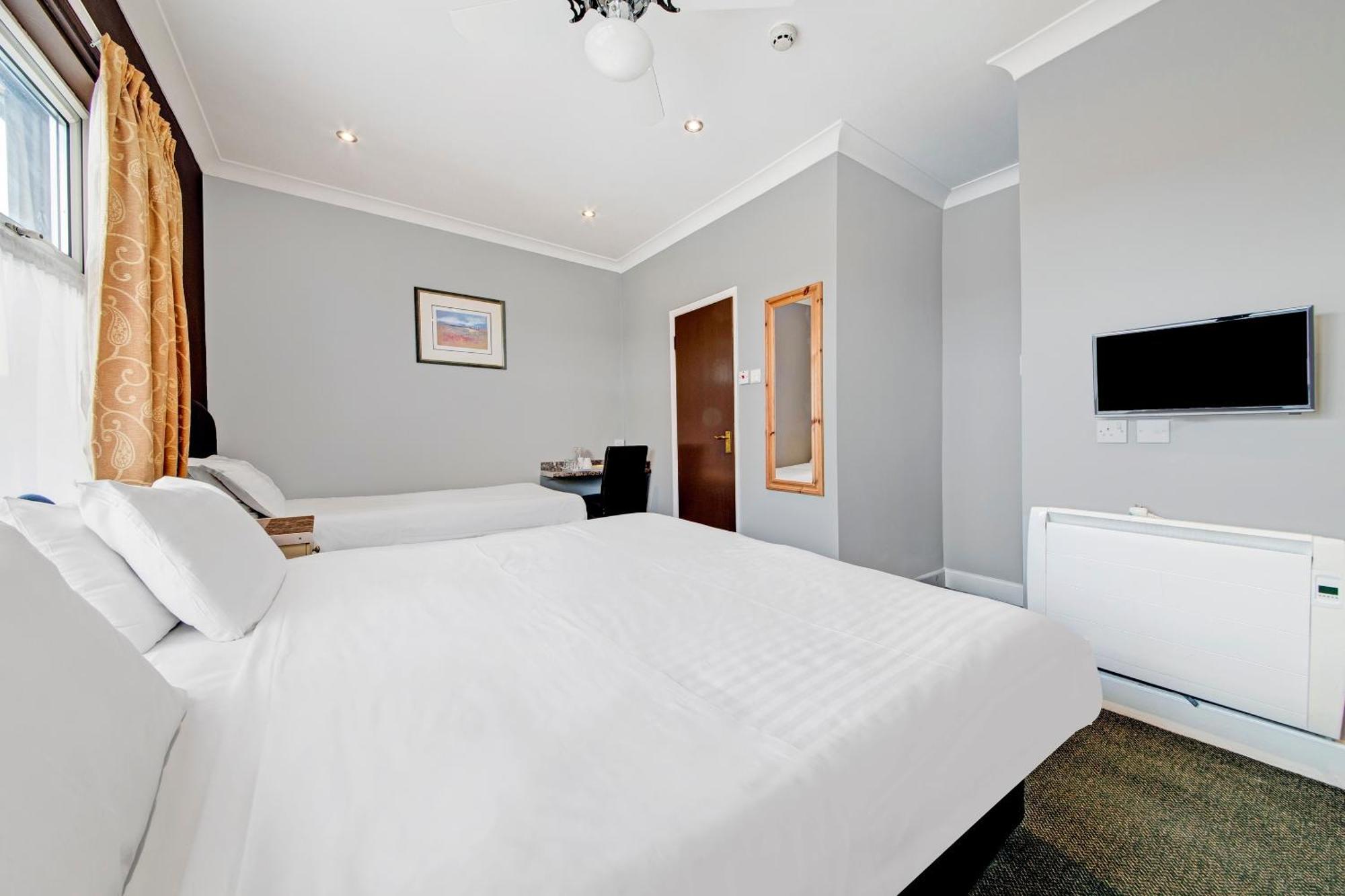 Oyo Bostons Manor Hotel, Hanwell London Greenford  Ngoại thất bức ảnh