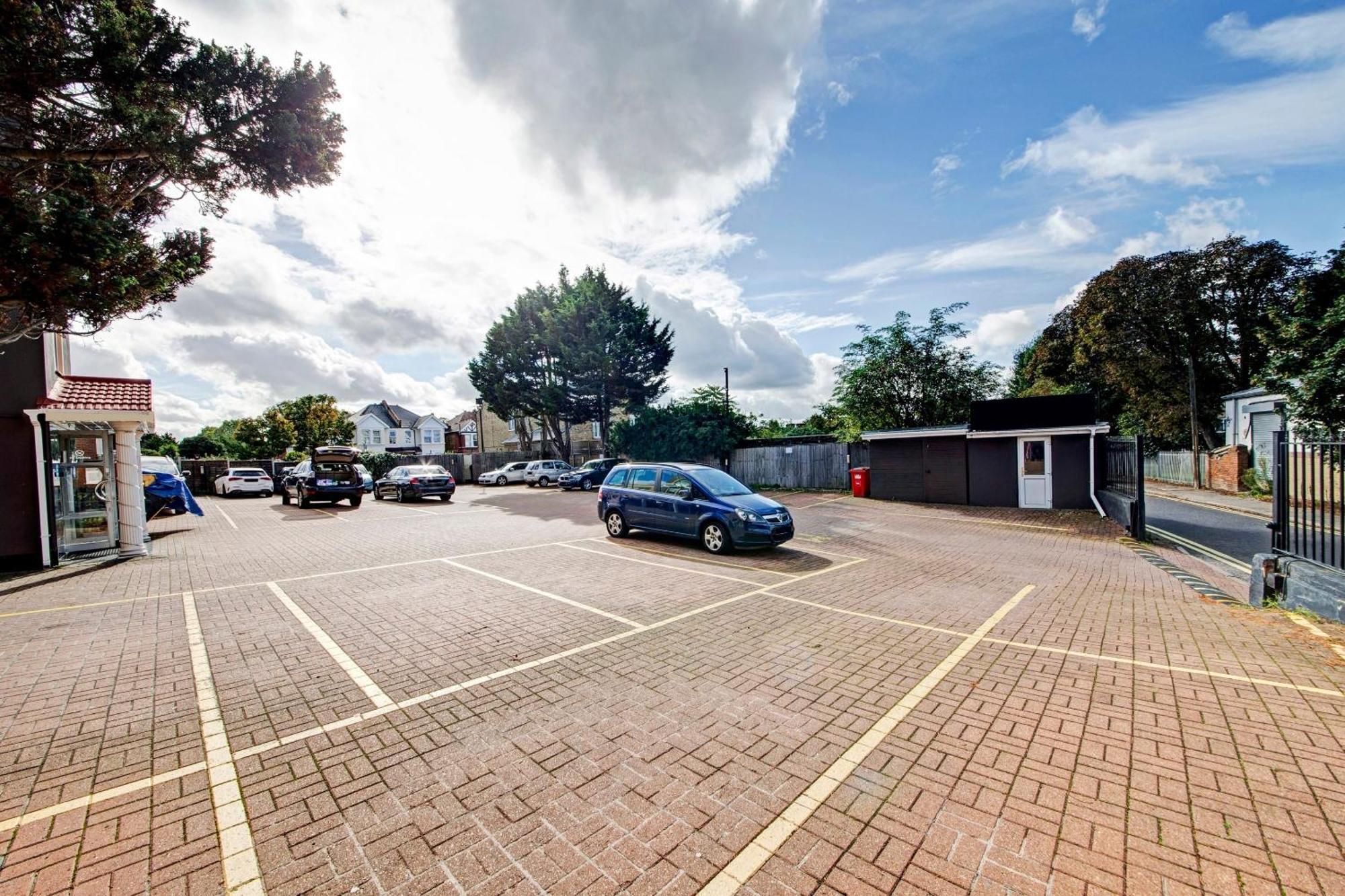 Oyo Bostons Manor Hotel, Hanwell London Greenford  Ngoại thất bức ảnh