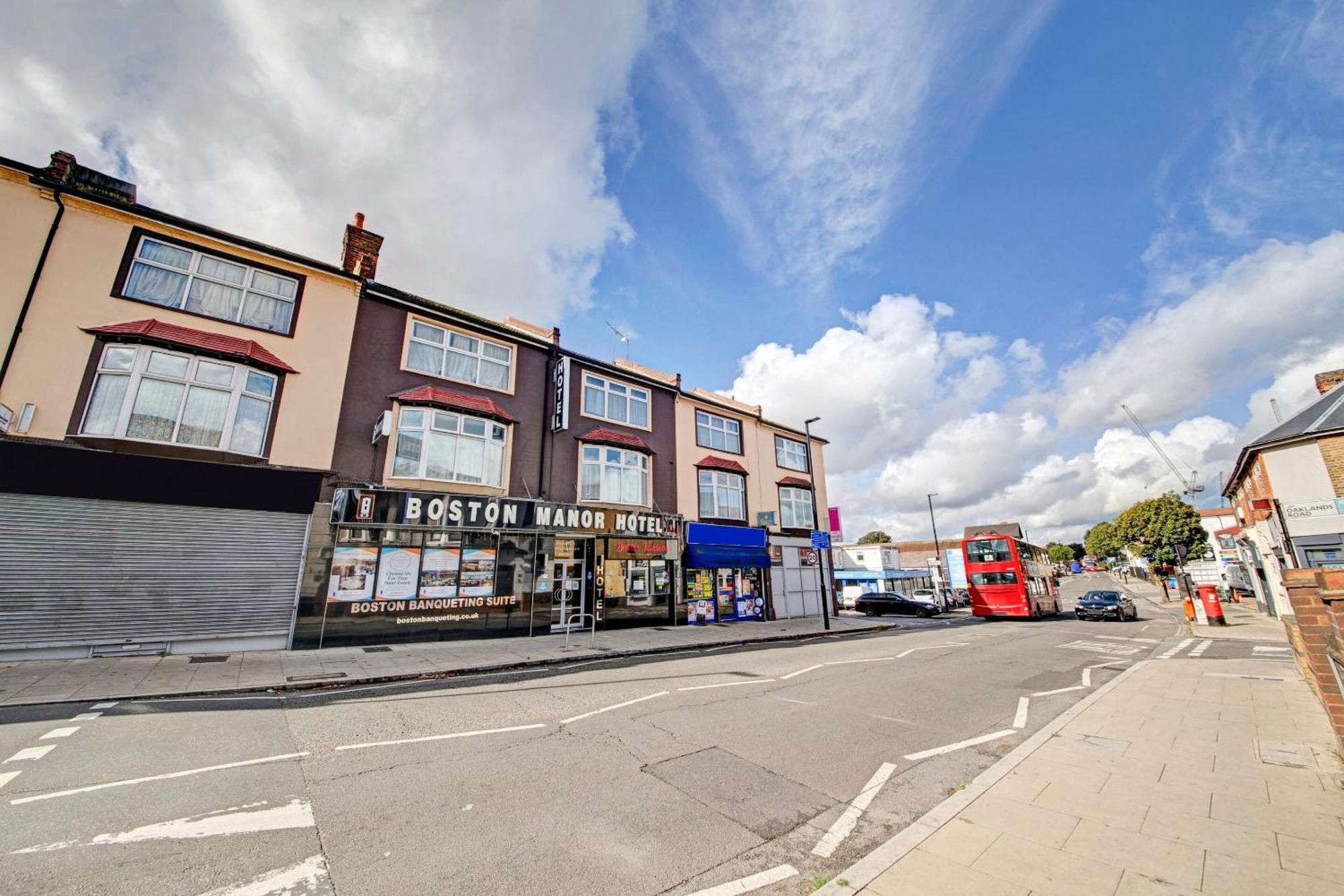 Oyo Bostons Manor Hotel, Hanwell London Greenford  Ngoại thất bức ảnh