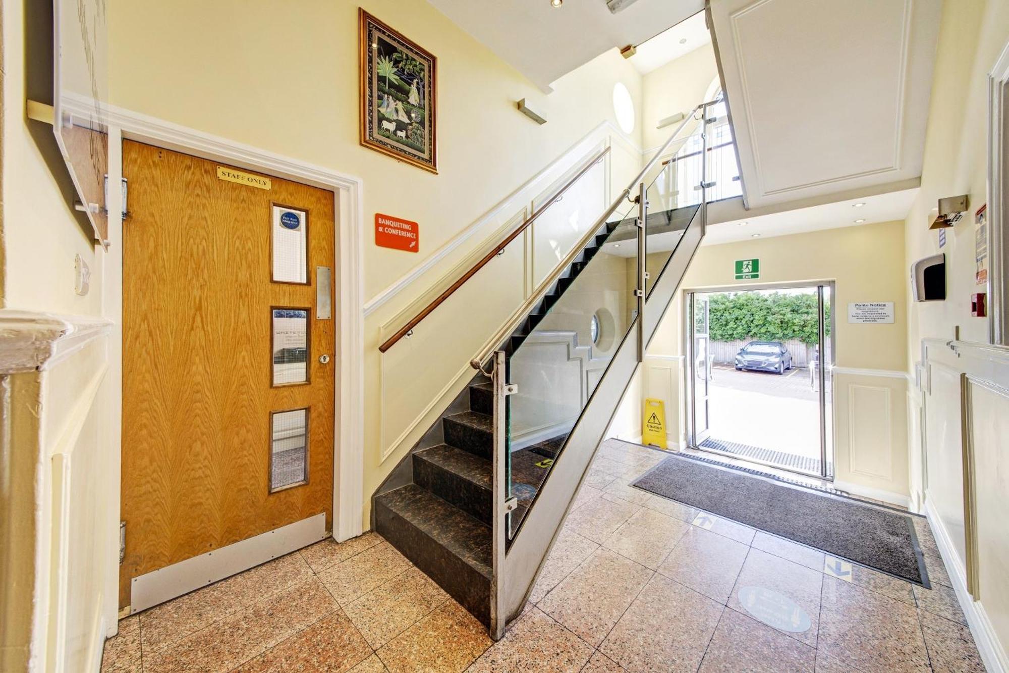 Oyo Bostons Manor Hotel, Hanwell London Greenford  Ngoại thất bức ảnh