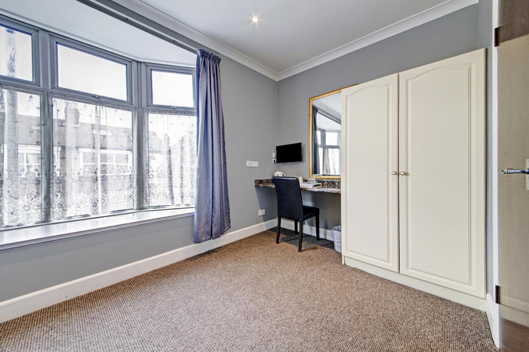 Oyo Bostons Manor Hotel, Hanwell London Greenford  Ngoại thất bức ảnh