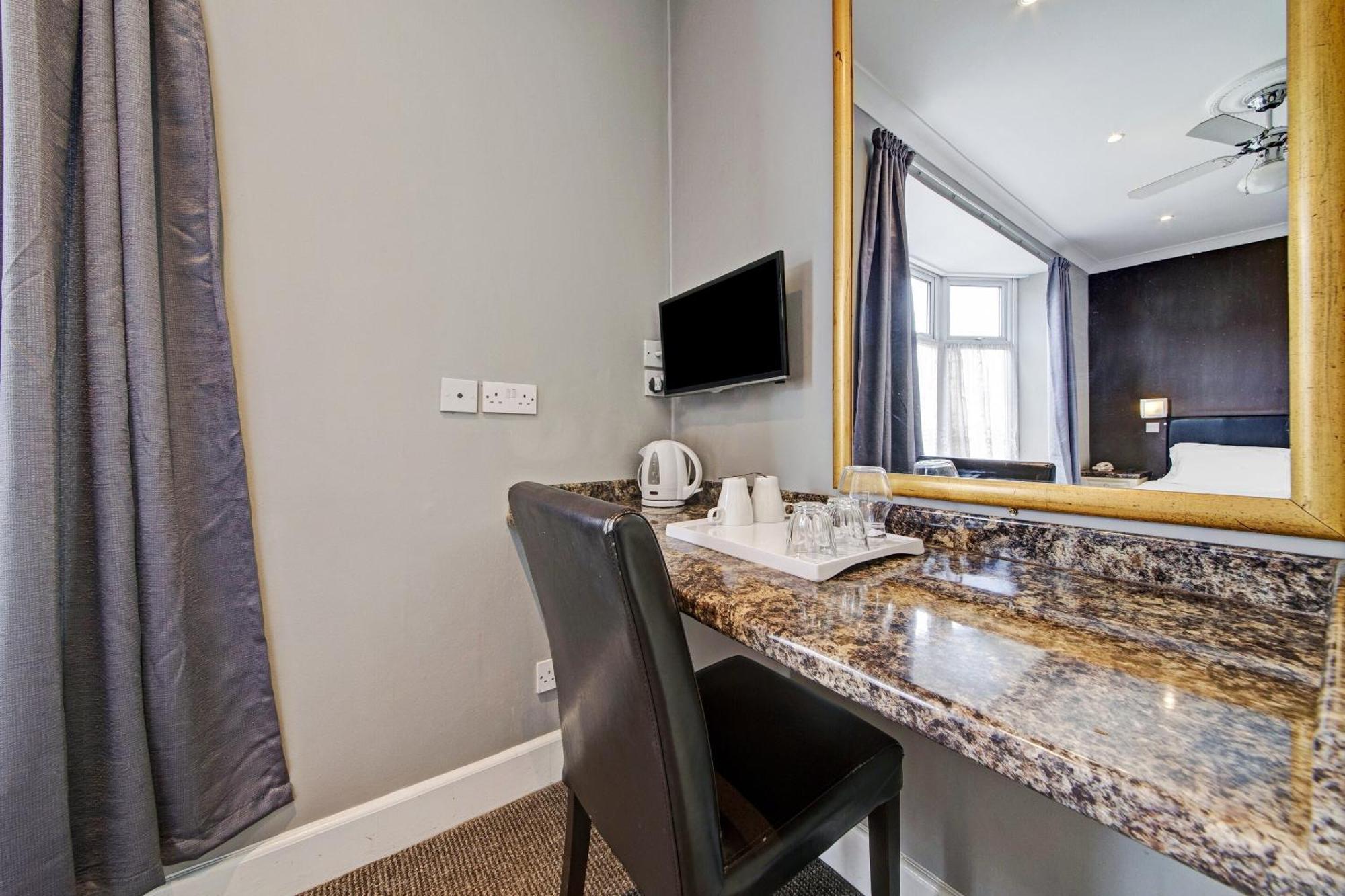 Oyo Bostons Manor Hotel, Hanwell London Greenford  Ngoại thất bức ảnh