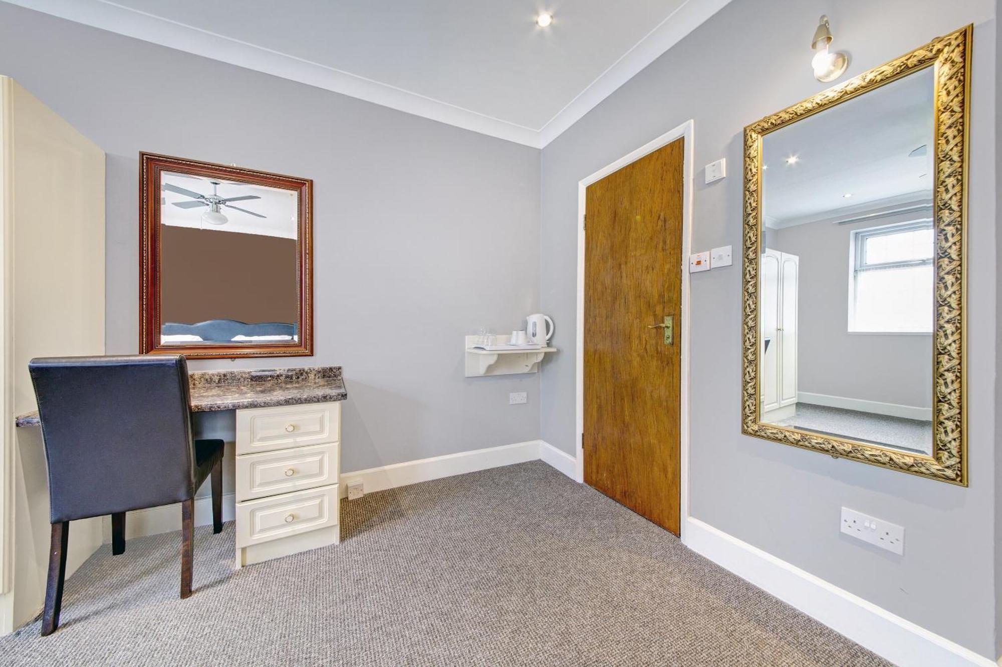 Oyo Bostons Manor Hotel, Hanwell London Greenford  Ngoại thất bức ảnh
