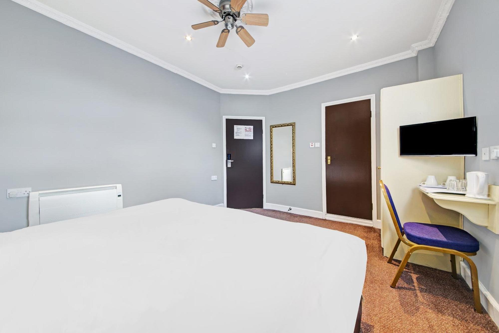 Oyo Bostons Manor Hotel, Hanwell London Greenford  Ngoại thất bức ảnh