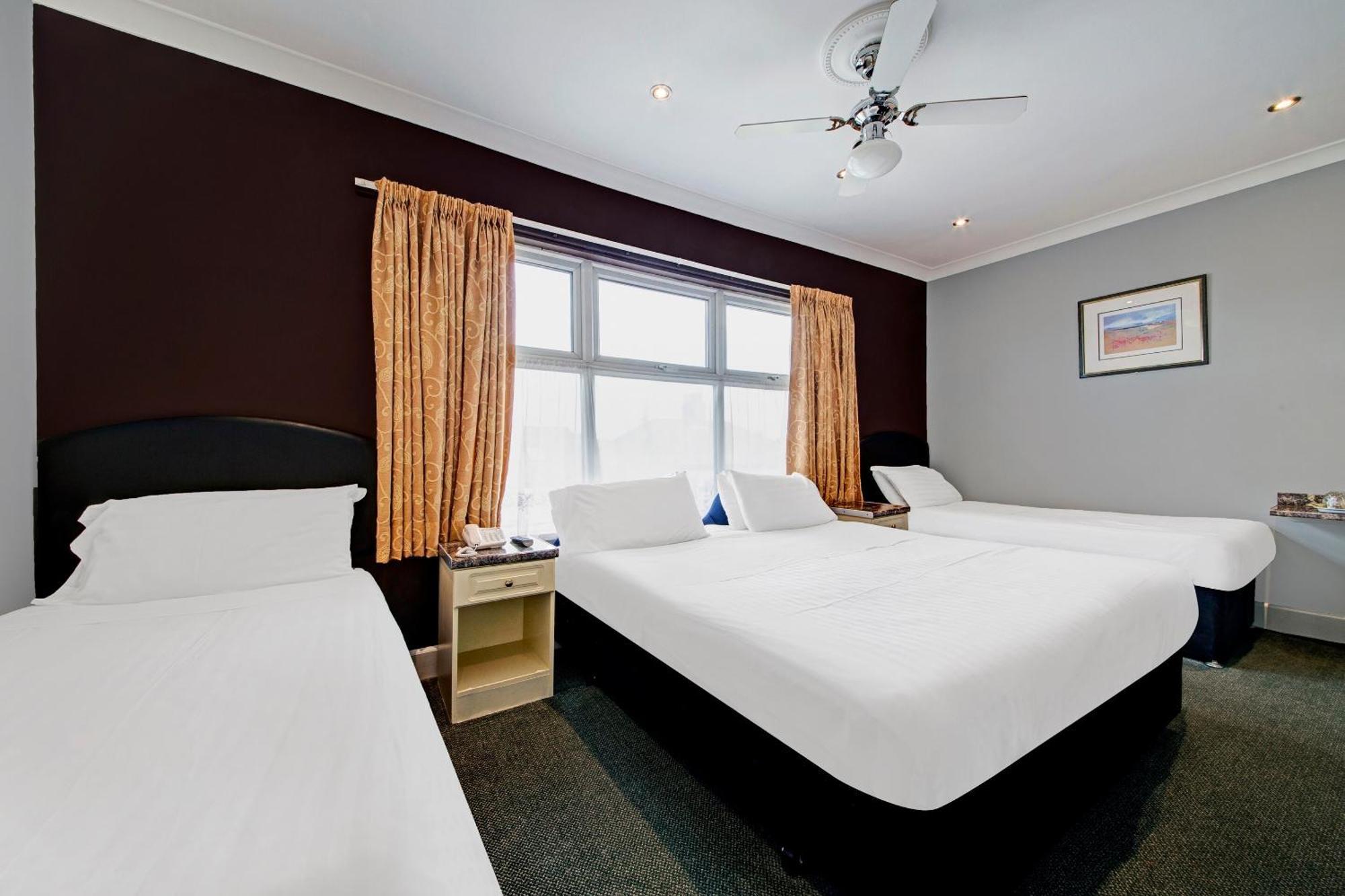 Oyo Bostons Manor Hotel, Hanwell London Greenford  Ngoại thất bức ảnh