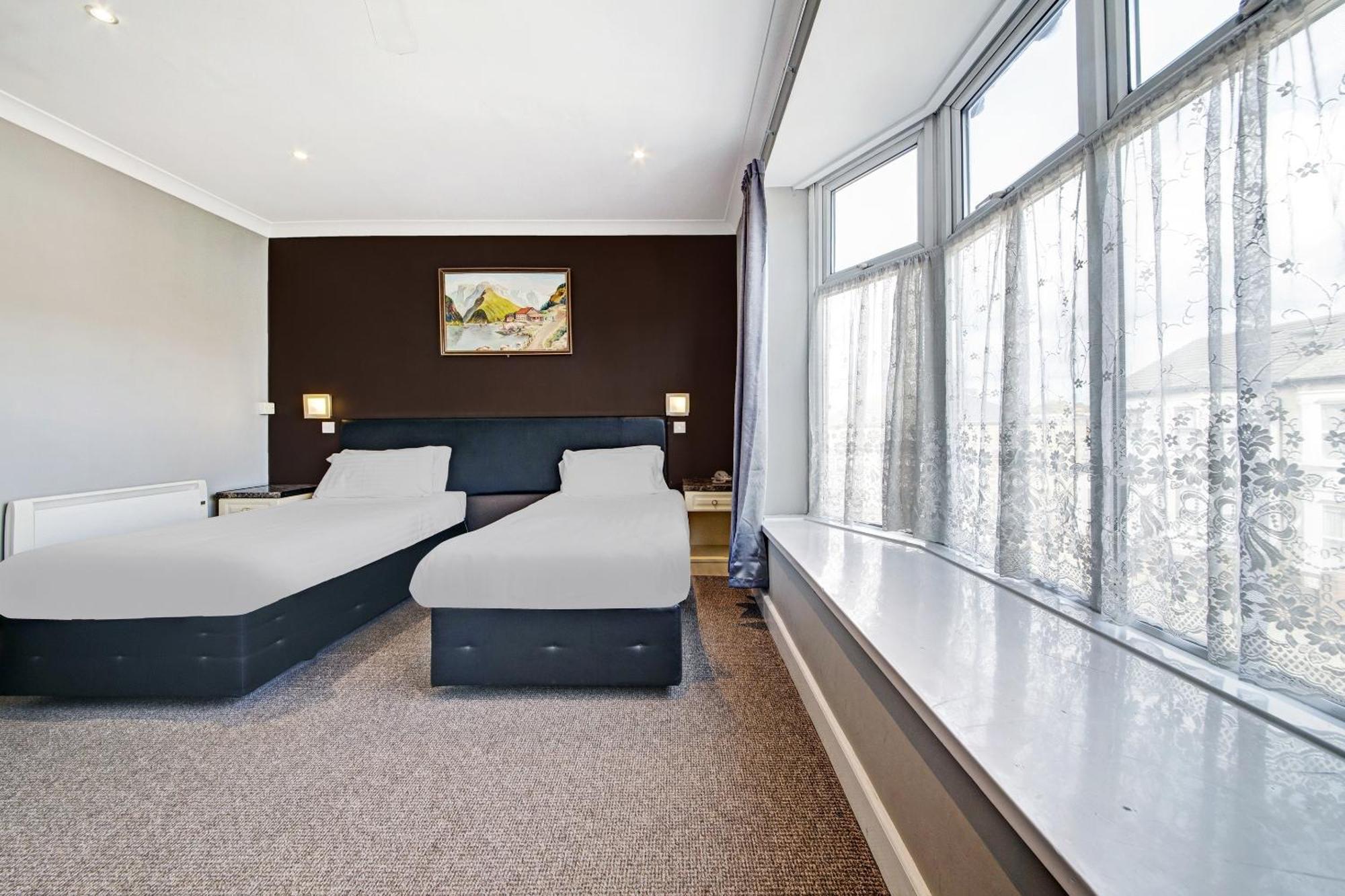 Oyo Bostons Manor Hotel, Hanwell London Greenford  Ngoại thất bức ảnh
