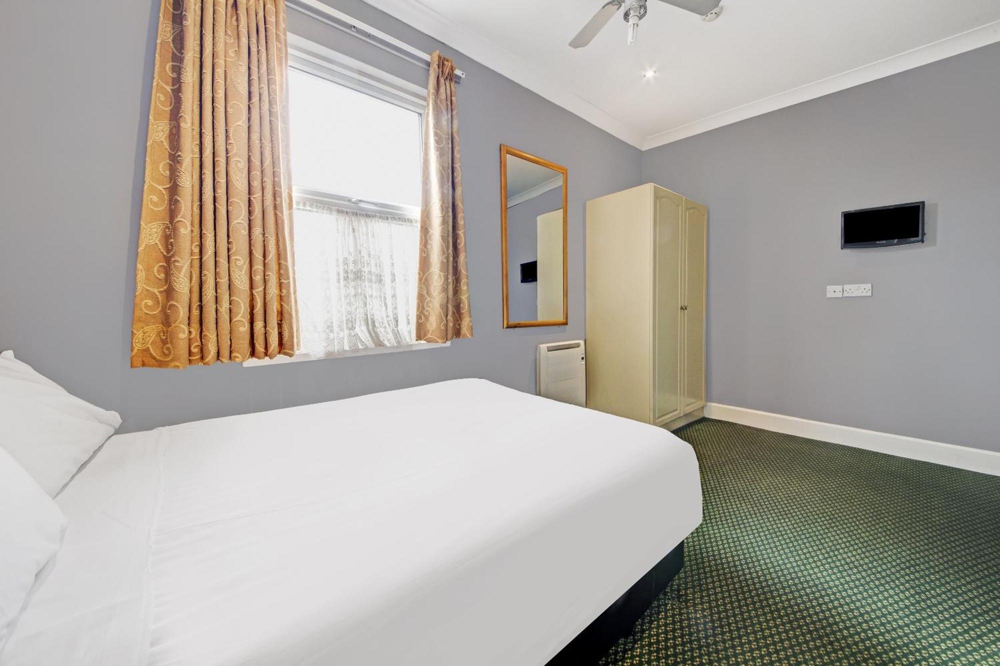 Oyo Bostons Manor Hotel, Hanwell London Greenford  Ngoại thất bức ảnh